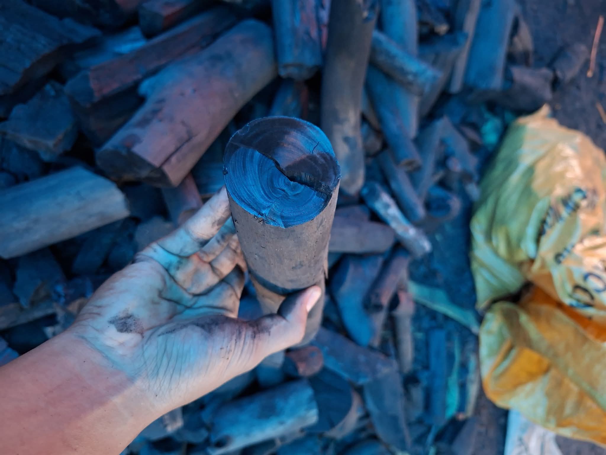 Read more about the article 🔥 The Grill Master’s Secret: Why Hardwood Charcoal is King